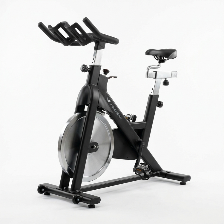 Vélo de spinning multifonction — packshot fond blanc
